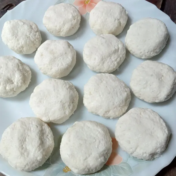 Lalu bentuk bulat dan sedikit pipih adonan yang sudah di isi gula merah.