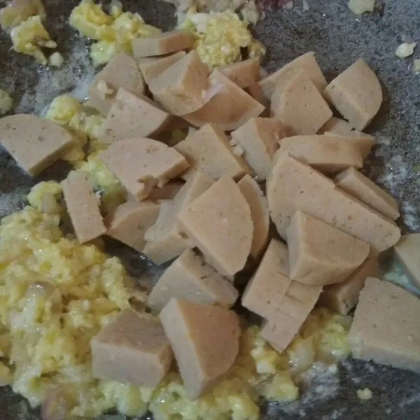 Pecahkan telur dan buat orak-arik, tambahkan potongan galantin ayam. Masak hingga galantin dan telur matang.