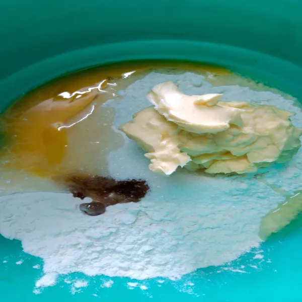 Campurkan tepung terigu, gula, mentega, vanilla essence, telur, dan garam. Aduk rata semuanya, lalu tambahkan air sedikit demi sedikit. Kemudian, uleni sampai kalis.