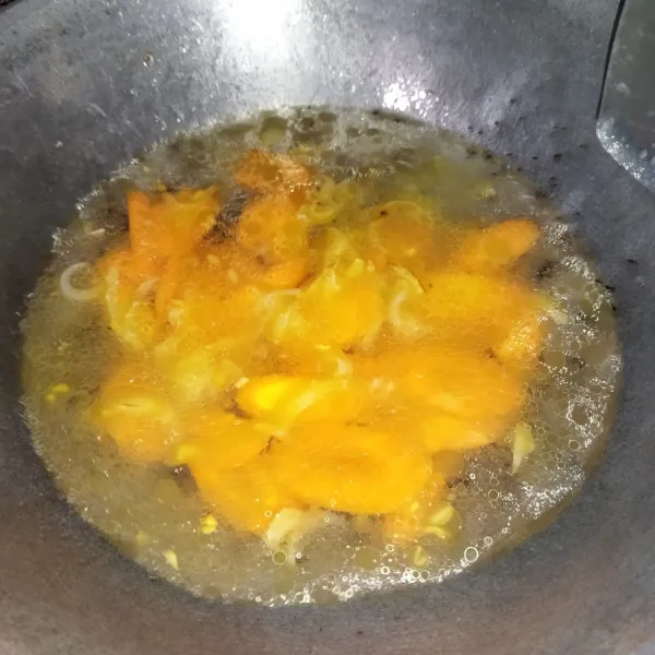 Lalu masukkan wortel, lalu beri 600 ml air, masak hingga wortel setengah matang.