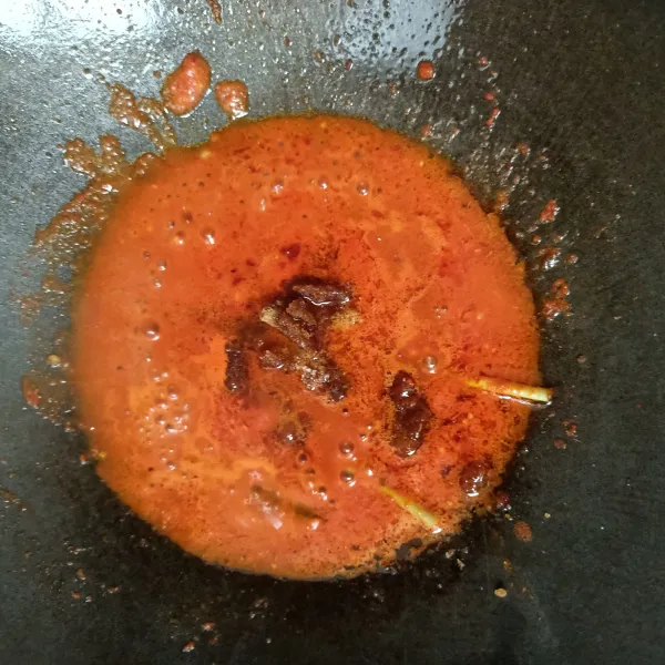 Tambahkan asam jawa, gula jawa, garam dan kaldu jamur, aduk rata. Cicipi rasanya, masak hingga tanak.