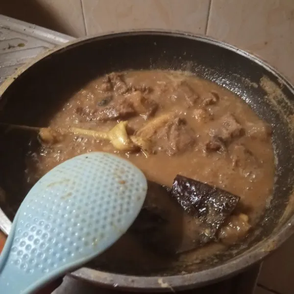 Masukan daging kambing. Masak sampai matang kemudian angkat.