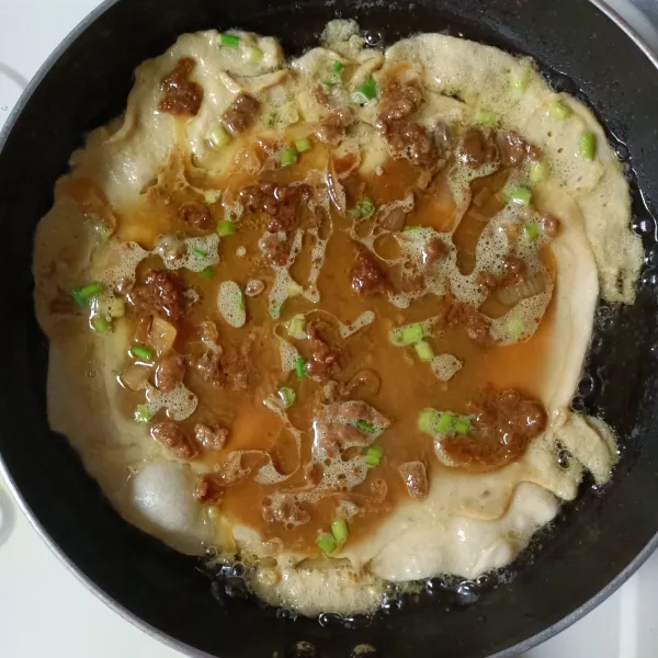 Tuang adonan telur, lipat sisi kiri dan kanannya (lipat seperti amplop).