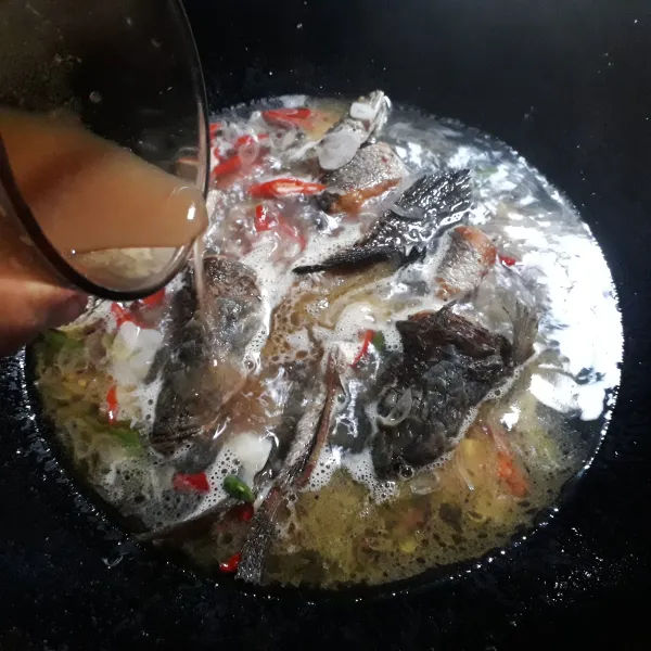 Tambahkan air asam jawa, bumbui garam, gula pasir, dan kaldu bubuk.