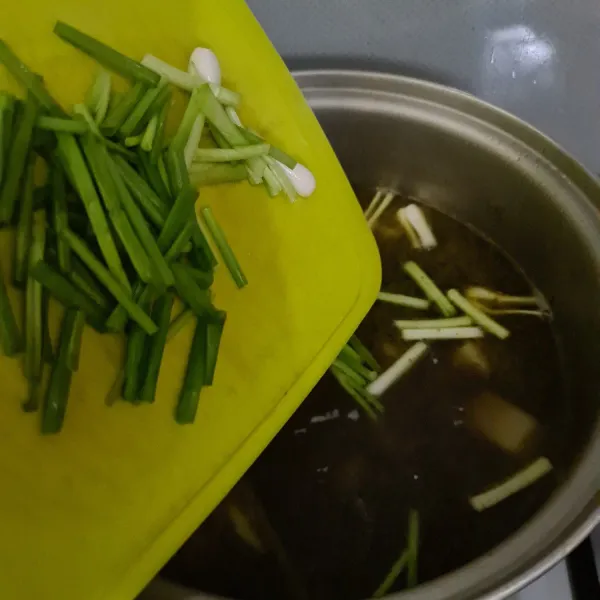 Terakhir masukkan daun bawang dan biarkan hingga mendidih. Sajikan dengan taoge pendek dan sambal terasi.
