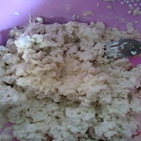 Haluskan tahu menggunakan garpu.