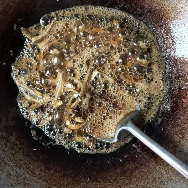 Goreng ikan teri hingga kering, angkat tiriskan.
