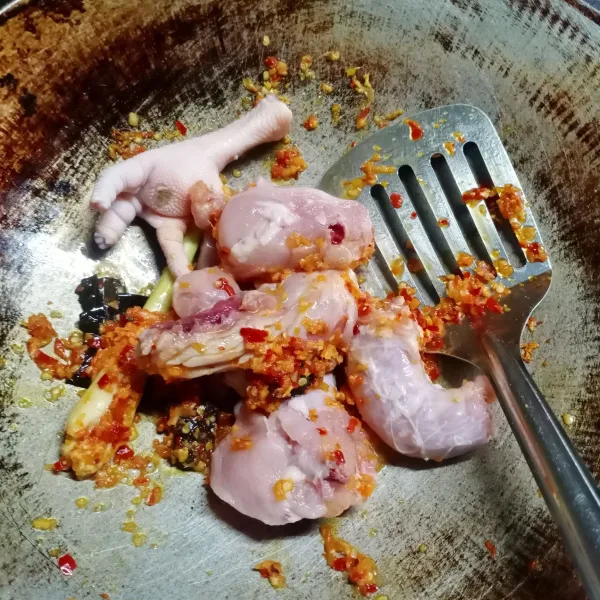 Masukkan ayam, aduk rata sampai ayam berubah warna.