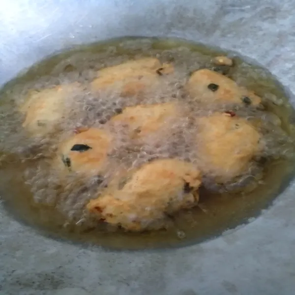 Panaskan minyak goreng, kemudian masukkan sedikit adonan. Jika rasa sudah pas, goreng adonan dengan bantuan dua buah sendok. Goreng hingga kuning kecokelatan, kemudian angkat dan sajikan.