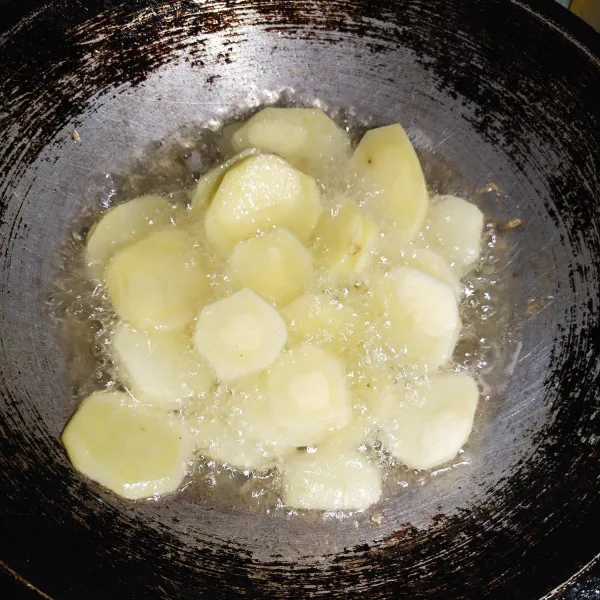 Kupas kentang nya dan cuci bersih lalu goreng hingga matang dan sisihkan.