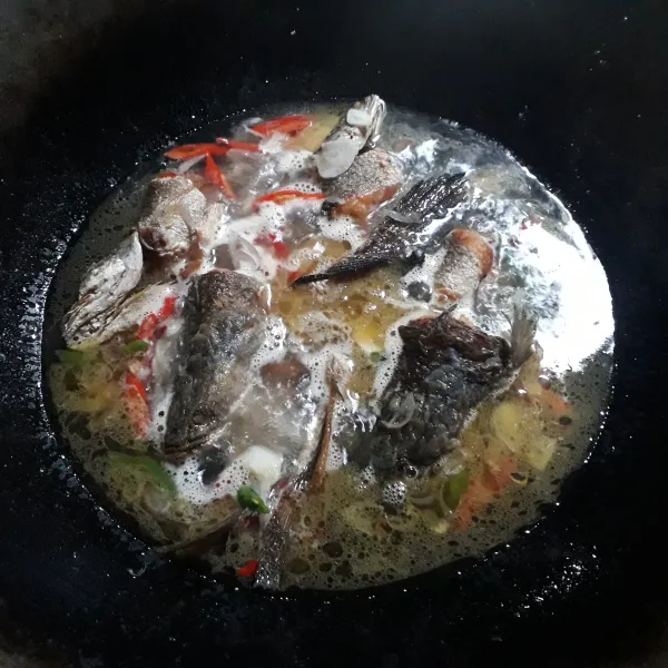 Masukkan ikan gabus goreng.
