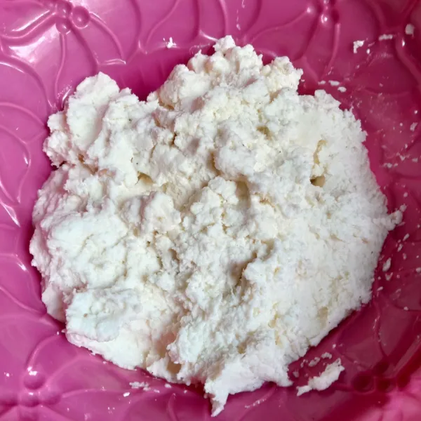 Kupas dan parut singkong.