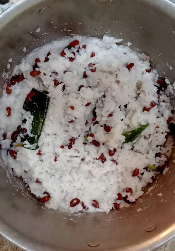 setelah air mendidih masukkan beras ,kacang tolo masak sampai air menyusut dan jadi aron tambahkan kelapa angkat diamkan