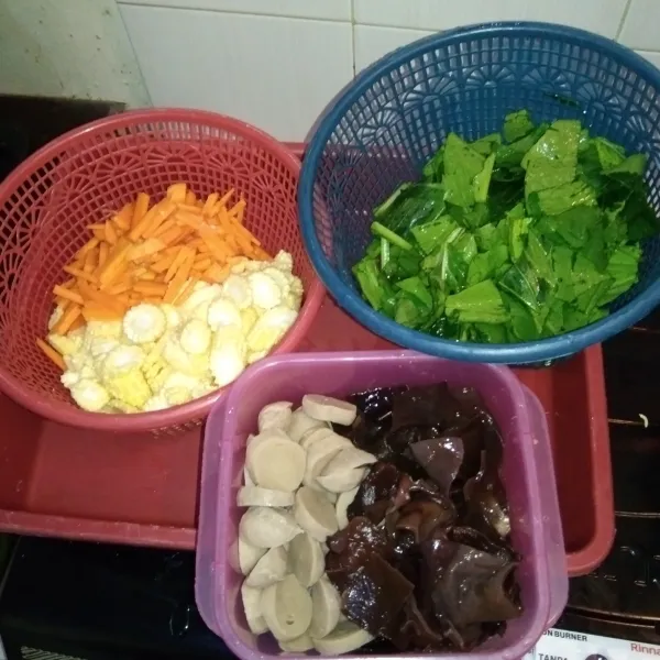 Kupas dan cuci bersih sayur dan jamur, lalu potong-potong sayur, jamur, dan bakso.