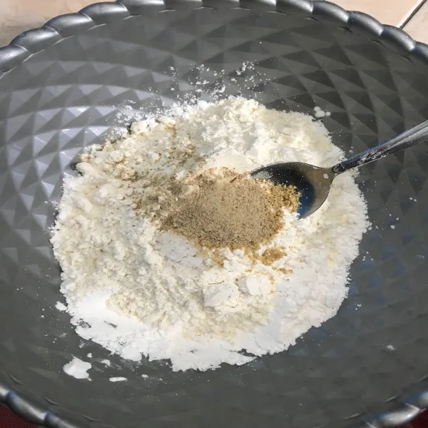 Campur tepung tapioka, tepung terigu, garam, lada, dan kaldu bubuk. Aduk hingga tercampur rata.