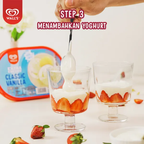 Setelah itu tuang per layer dari strawberry yang sudah diblender kemudian greek yoghurt, ulangi sampai dua kali proses tuang. Taburkan granola diatas greek yoghurt.
