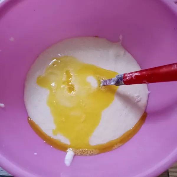 Tuang ke dalam wadah, kemudian beri margarin cair.