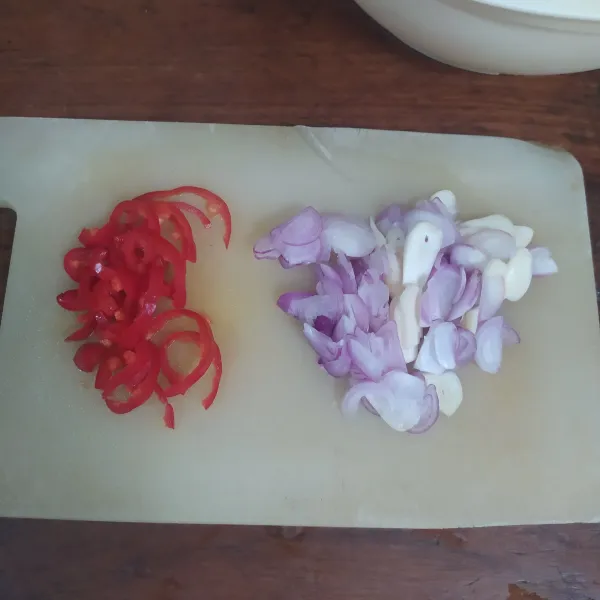 Siapkan bumbu iris. Tumis bawang merah dan bawang putih hingga harum, masukkan cabe merah.