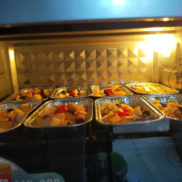 Taburi dengan almond dan gula palem. Beri potongan cery. Panggang di oven suhu 175 derajat selama 30 menit (sesuaikan dengan oven masing masing). Angkat dan sajikan.