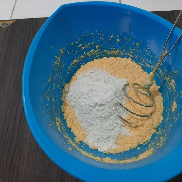Masukan terigu dan baking powder sedikit demi sedikit sambil di aduk, kemudian tambahkan vanilla essence dan susu uht.