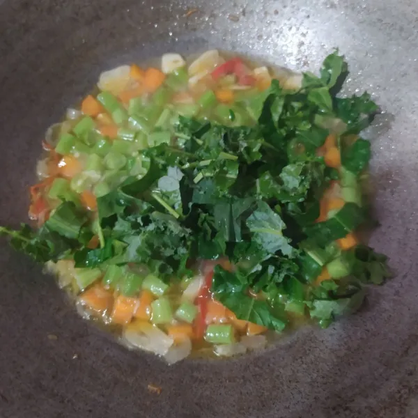 Masukkan irisan daun kale. Oseng hingga sayuran empuk dan air menyusut. Bumbui garam, gula, kaldu bubuk dan lada.