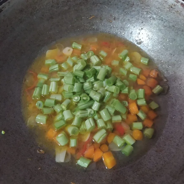 Setelah wortel agak empuk, masukkan buncis. Aduk rata.