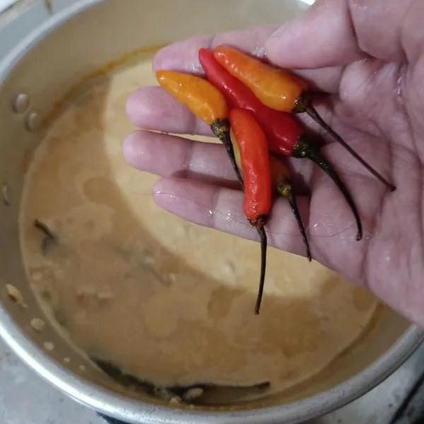 Masukkan cabai rawit utuh.