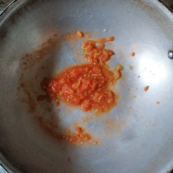 Cincang kasar tomat, lalu tumis hingga matang dan tidak berbau langu.