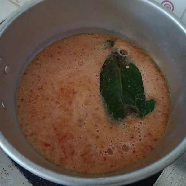 Rebus air, bumbu halus, rempah, sampai mendidih.