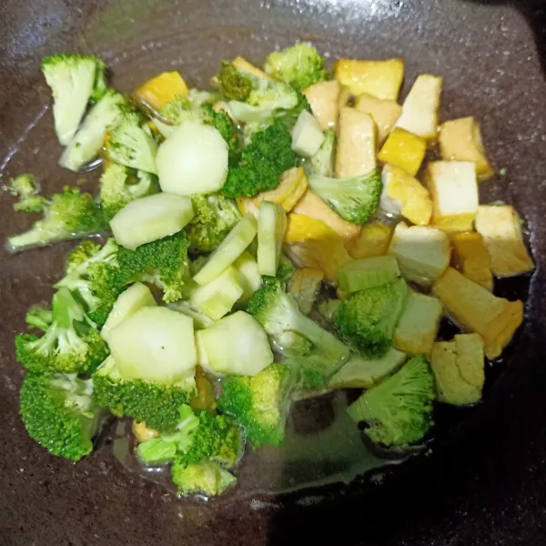 Masukkan irisan bonggol brokoli. Oseng sampai matang.