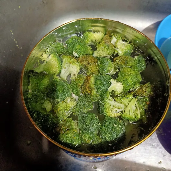 Potong brokoli lalu cuci bersih.