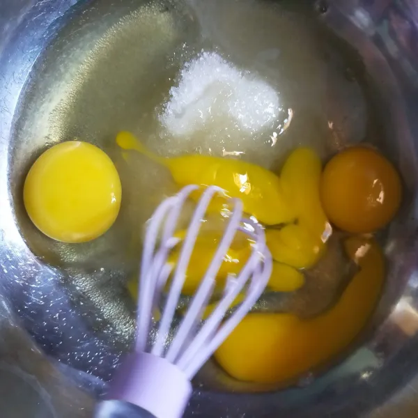 Siapkan wadah, kocok telur dan gula dengan whisk hingga rata. Masukkan campuran susu margarin dan bubuk kayu manis, aduk rata. Sisihkan.
