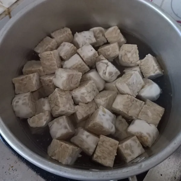 Rebus tempe sampai empuk, lalu tiriskan.