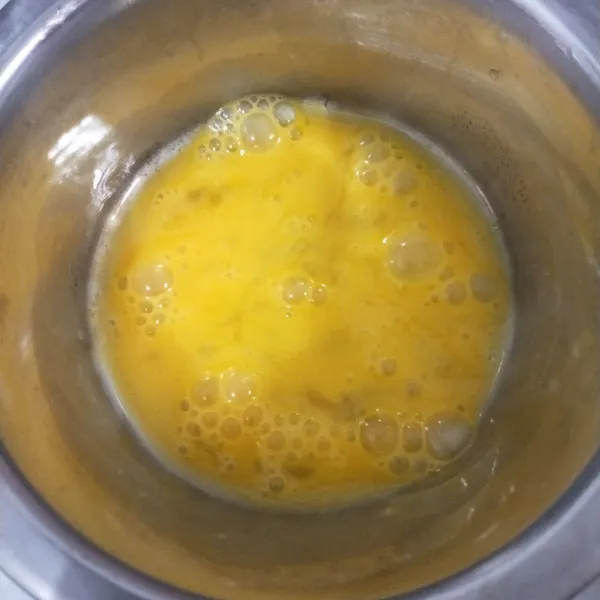 Kocok lepas telur.