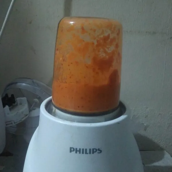 Blender semua bahan bumbu halus.