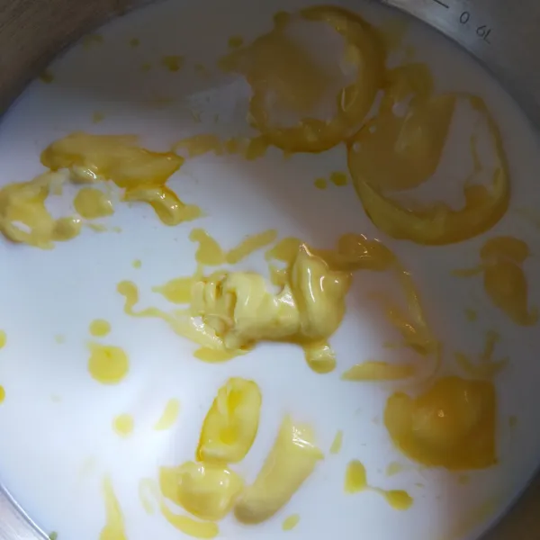 Siapkan panci, kemudian masukkan susu cair dan margarin. Hangatkan  sampai margarin meleleh. Tidak perlu mendidih, sisihkan.