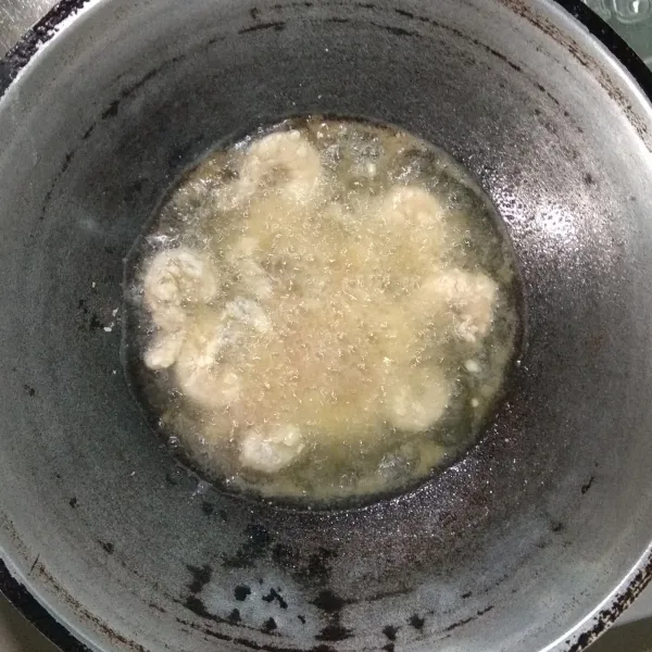 Siapkan minyak panas, lalu goreng udang hingga kuning keemasan. Sisihkan.