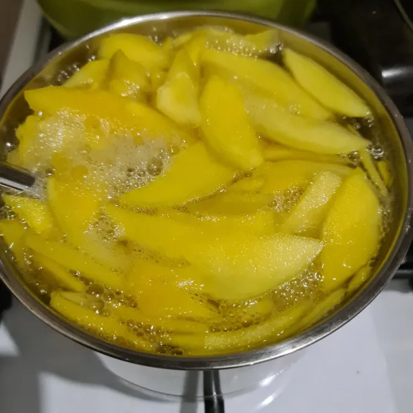 Biarkan hingga mendidih dan matikan kompor. Bisa dinikmati hangat maupun dingin.