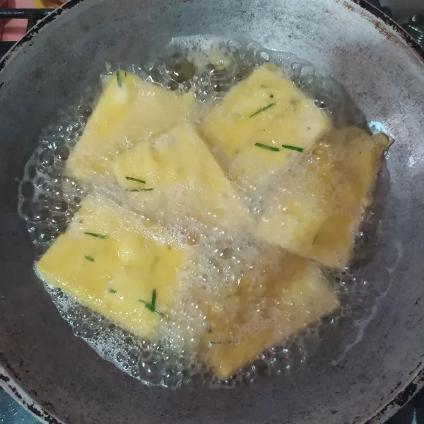 Celupkan ke tepung bumbu, lalu goreng hingga keemasan. Sajikan dengan sambal petis.