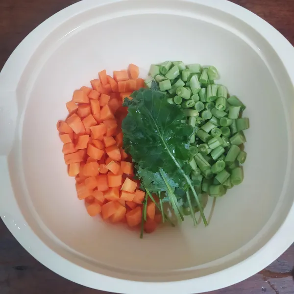 Wortel dipotong dadu, buncis dipotong kecil-kecil dan sayur kale diiris tipis.