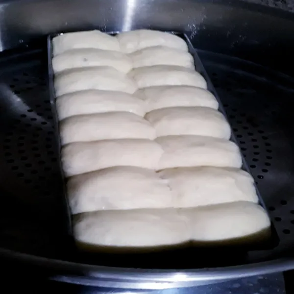 Kukus roti di dandang kukusan selama kurang lebih 20 menit dengan api sedang ,lalu angkat dan dinginkan. Roti siap dihidangkan untuk cemilan bersama keluarga tercinta🙏😘.