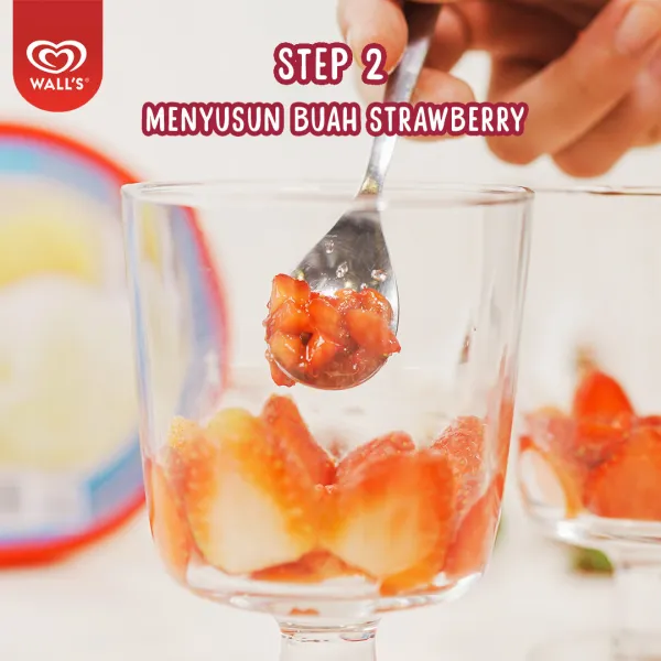 Siapkan strawberry yang sudah dipotong per slice dan masukkan kedalam gelas atau mangkok.