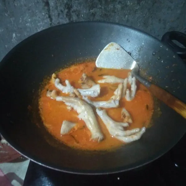 Masukkan ceker, tutup wajannya. Masak hingga air tinggal sedikit dan ceker melunak. Jangan lupa cicipi rasanya.