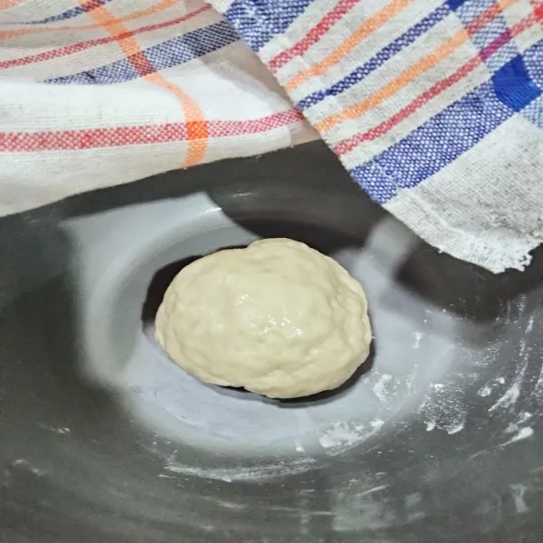 Campurkan semua bahan kulit pizza hingga kalis lalu diamkan 30 menit.