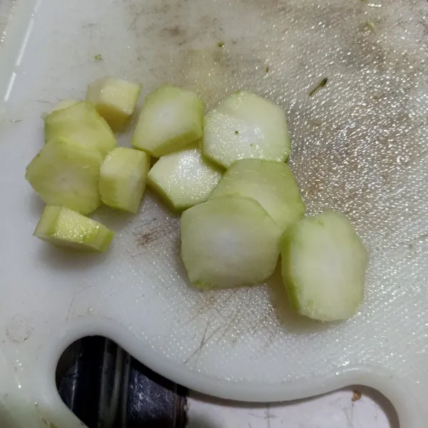 Potong sesuai selera bonggol brokoli.
