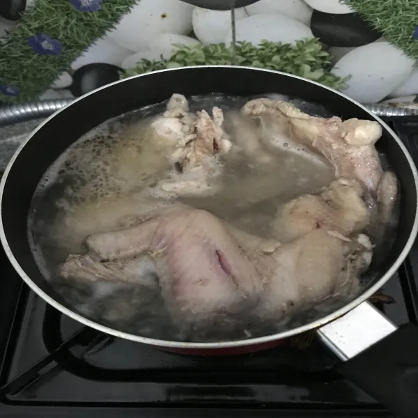 Rebus ayam, beri sedikit garam. Setelah matang, tiriskan dan suwir-suwir.