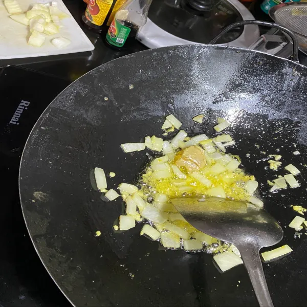 Tumis bawang putih cincang, 1/2 bawang bombay , dan jahe keprak dengan margarine, hingga wangi.