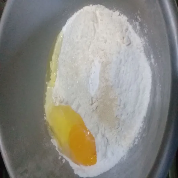 Masukan tepung  terigu, tepung beras, garam, gula, telur, baking powder, ragi.