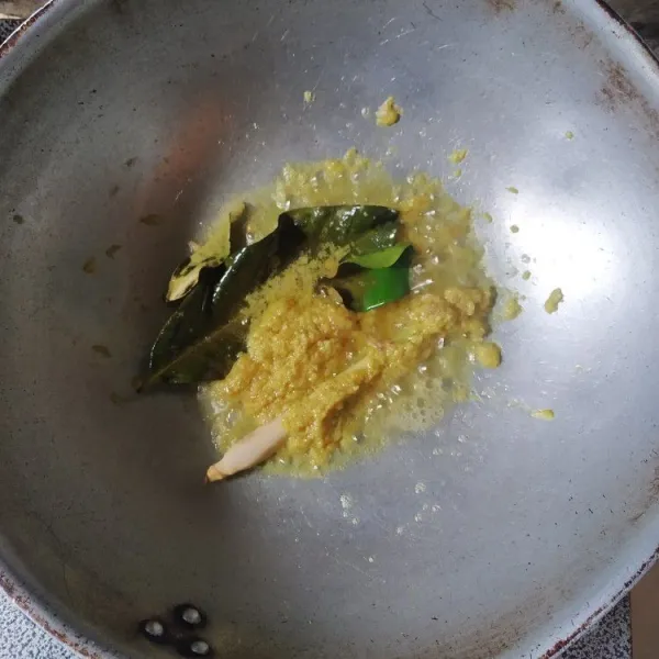 Tumis bumbu halus bersama sereh, salam, dan daun jeruk hingga harum.