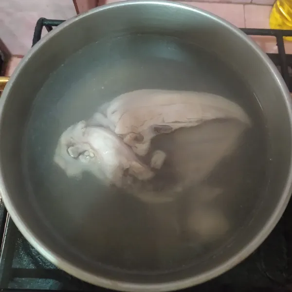 Cuci ayam dengan air perasan jeruk nipis dan garam, lalu bilas. Rebus selama 30 menit. (Karena pakai ayam negri, saya buang air rebusan yang pertama).